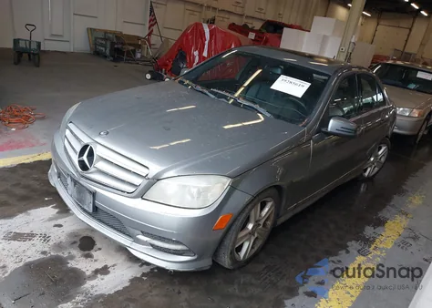 2011 Mercedes-Benz C 300 Luxury 4Matic/Sport 4Matic z USA, uszkodzony, nr VIN WDDGF8BB8BR154888